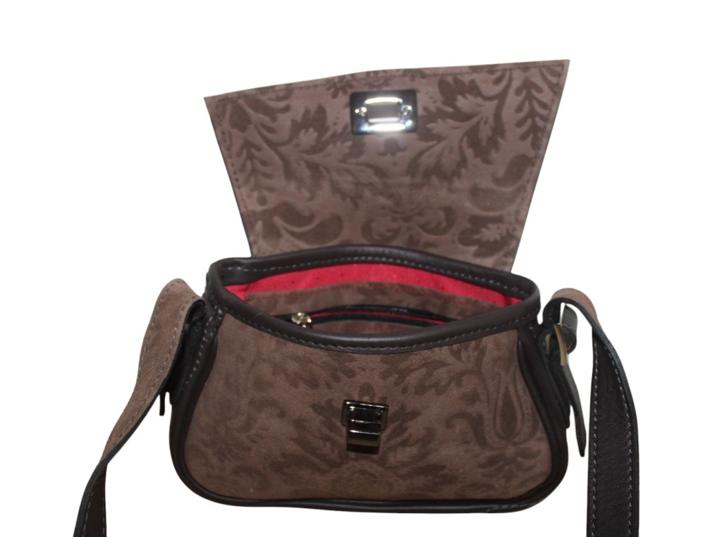 Ouverture par son rabat. Une bonne contenance.