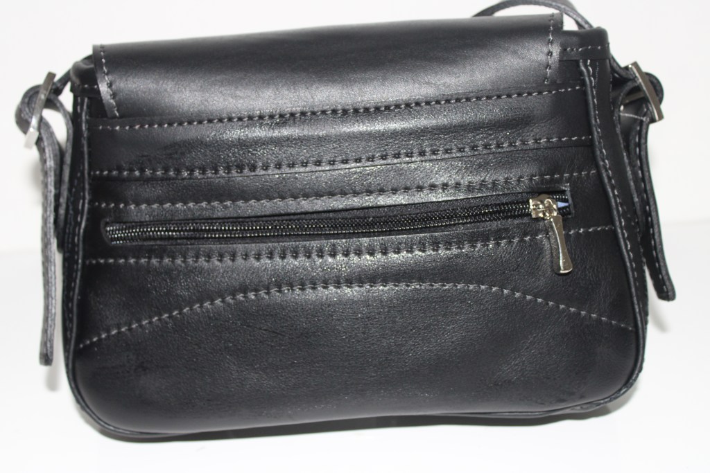 Arrière du sac cuir Ondulations noir irisé et grenat fonçé.