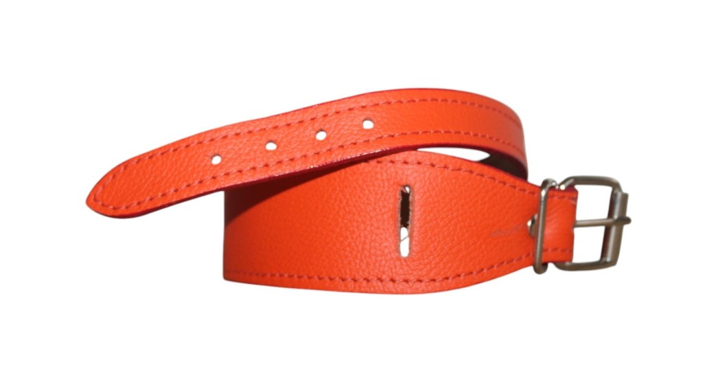 Le bracelet large en cuir orange avec boucle et lanière
