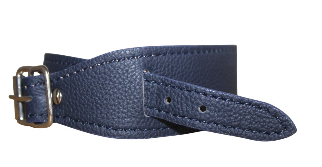 Le bracelet large en cuir avec lanière