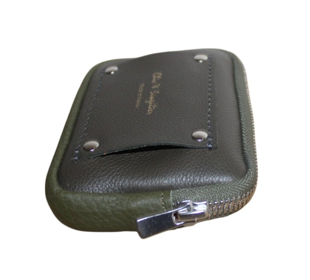 L'empiècement en cuir au dos vous permet de le glisser à une ceinture ! Vos effets personnels en sécurité !