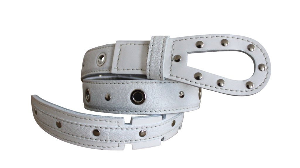 Ceinture design artisanale en cuir blanc et clouté