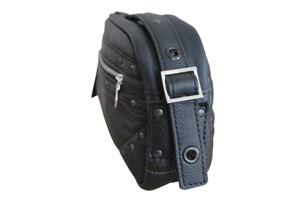Côté du sac cuir noir clouté