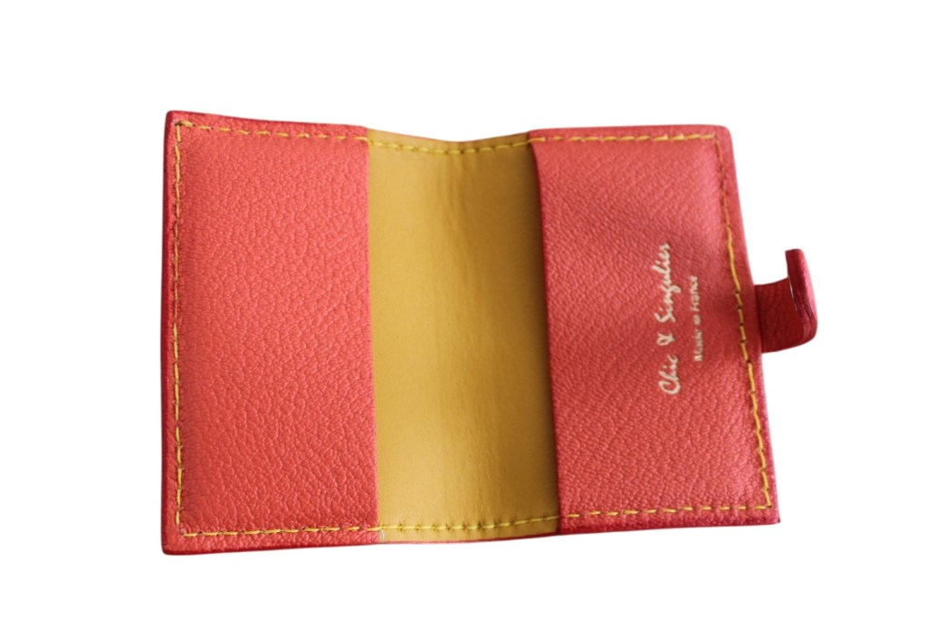 Porte-cartes cuir ouvert avec intérieur jaune et rangement pour cartes