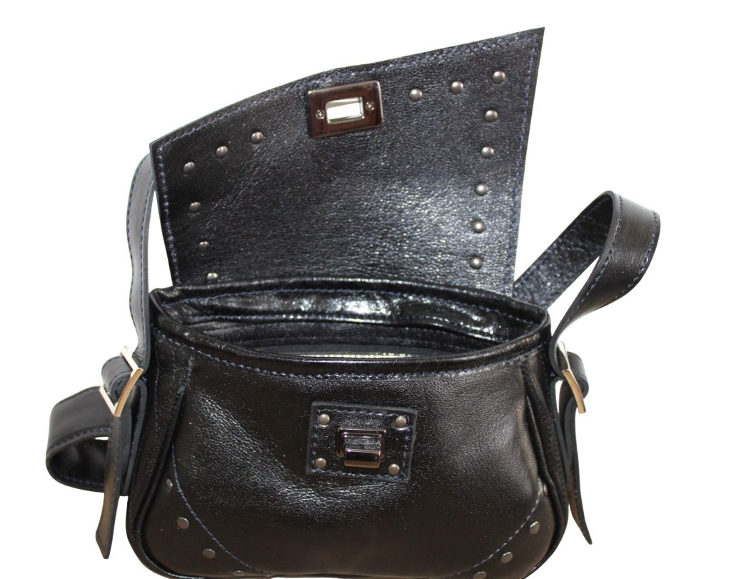 Ouverture du sac créateur en cuir noir avec rivets