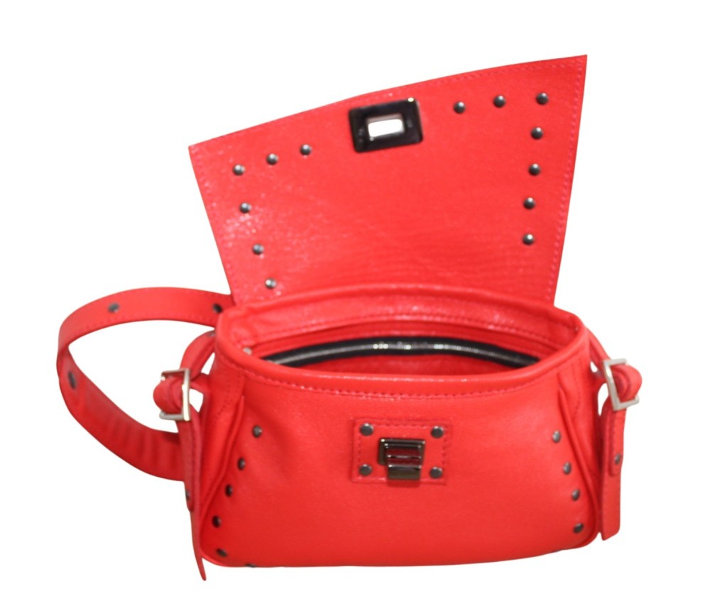 Rabat ouvert du sac en cuir rouge avec rivets